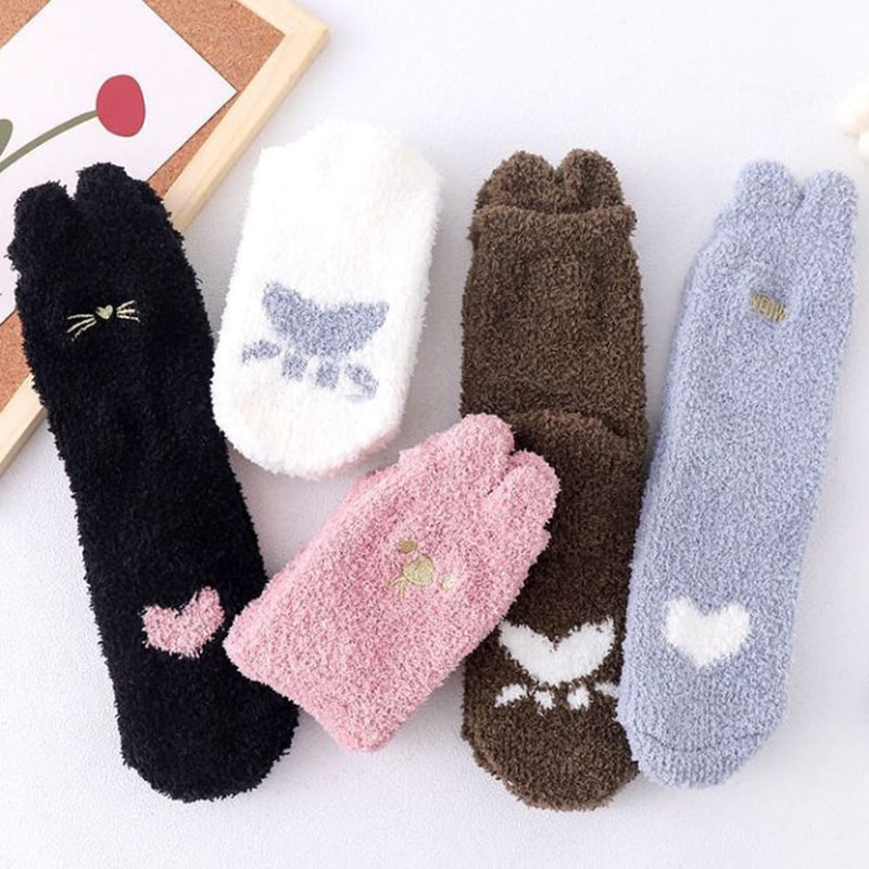 Korallenfleece-Socken, pelzige mittelfristige Socken von Kindern, Herbst- und Winterkatzungskrallen, niedlicher, Anti-Slip, warmes Schlaf, Bodenschlafsocken
