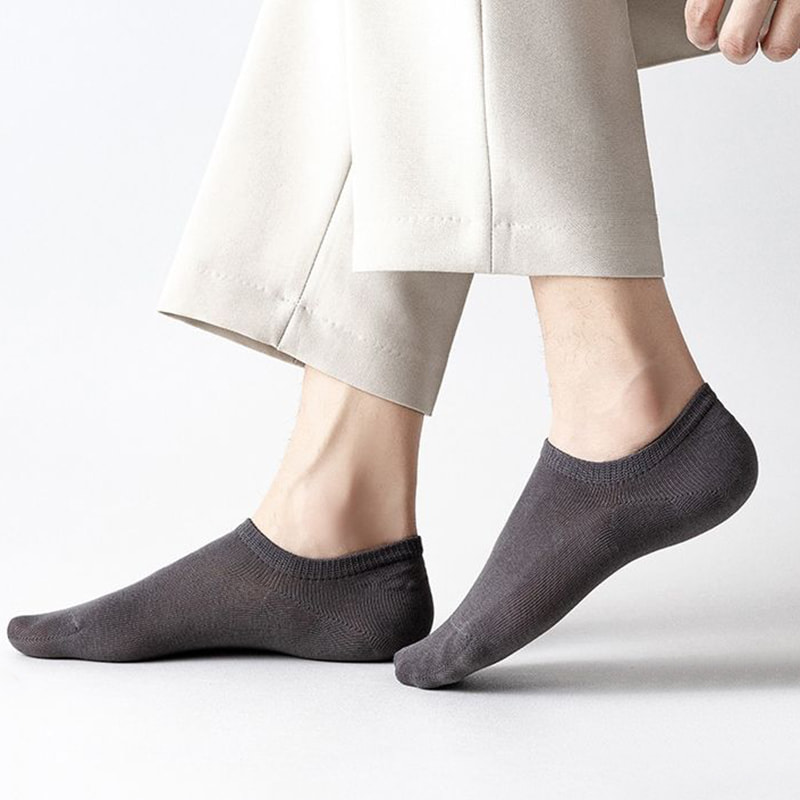 Regelmäßige einfarbige flache Socken von Männern